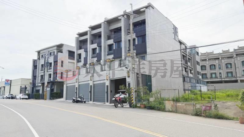 沙鹿稀有清水模臨路電梯別墅 照片1