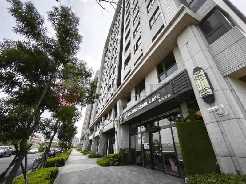 西站挑高大面寬店面 照片1